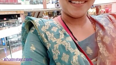 Sangeeta идет в унисекс-туалет торгового центра и возбуждается во время писсинга и пердежа (Telugu audio)