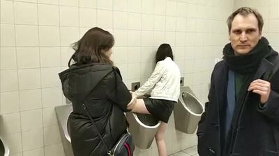 Девушка в мужском туалете и недовольный мужчина. Самара, ТРК Космопорт 27.01.2019