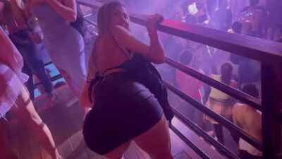 Блядюжка из ночного клуба в возбуждении