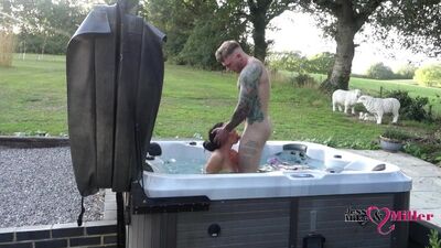 Альпийские радости интима в джакузи на свежем воздухе
